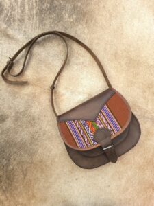 BANDOLERA MUJER CUERO CON DETALLE REGIONAL (ESTAMPADOS SURTIDO)