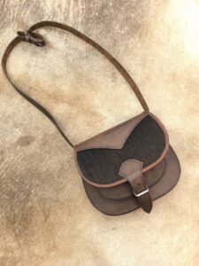 BANDOLERA MUJER CUERO CON DETALLE PIEL DE VACA (UNICOLOR)
