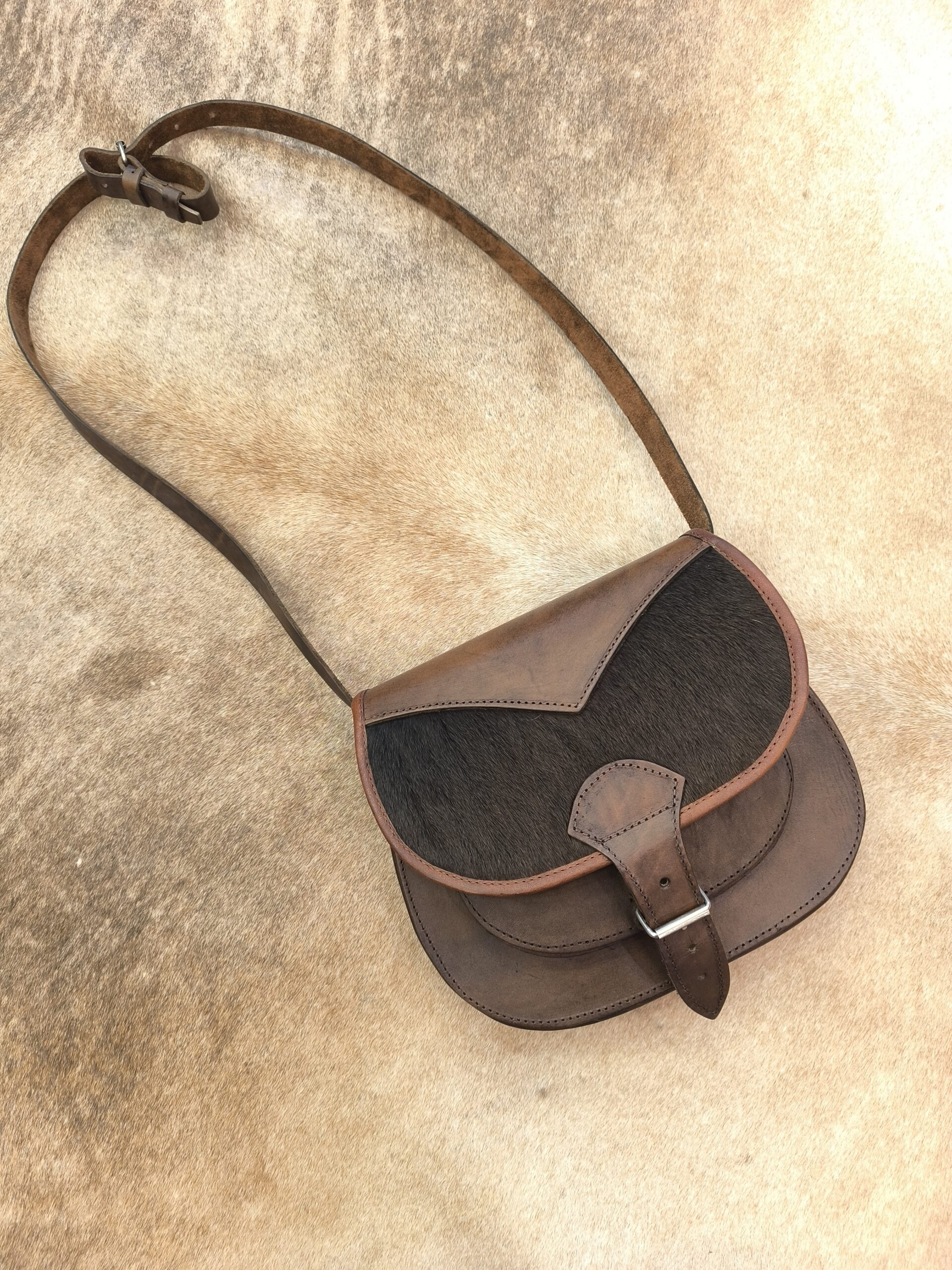 BANDOLERA MUJER CUERO CON DETALLE PIEL DE VACA (UNICOLOR)